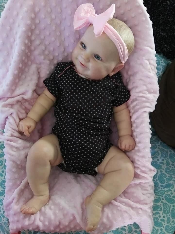 Bebê Reborn Elisa Realista de Recém-nascido corpo de pano e silicone vinil  pele realista